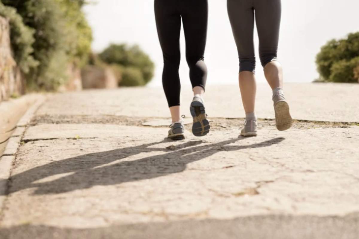 L’idea di rinunciare alla palestra tradizionale può sembrare controintuitiva, ma la realtà dimostra che non è necessario dedicare ore all’allenamento