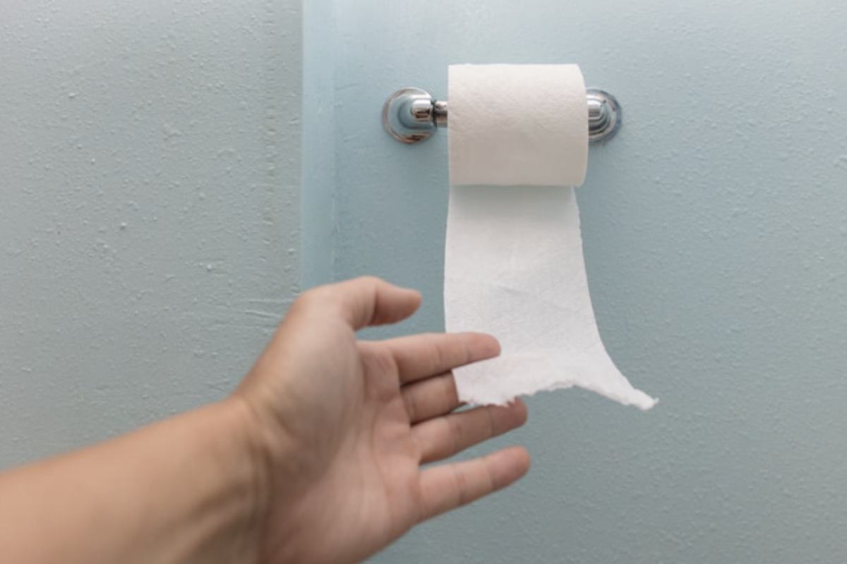 Irritazioni e microlesioni – Strofinare la carta igienica con troppa forza o utilizzare una carta troppo ruvida può provocare piccoli tagli