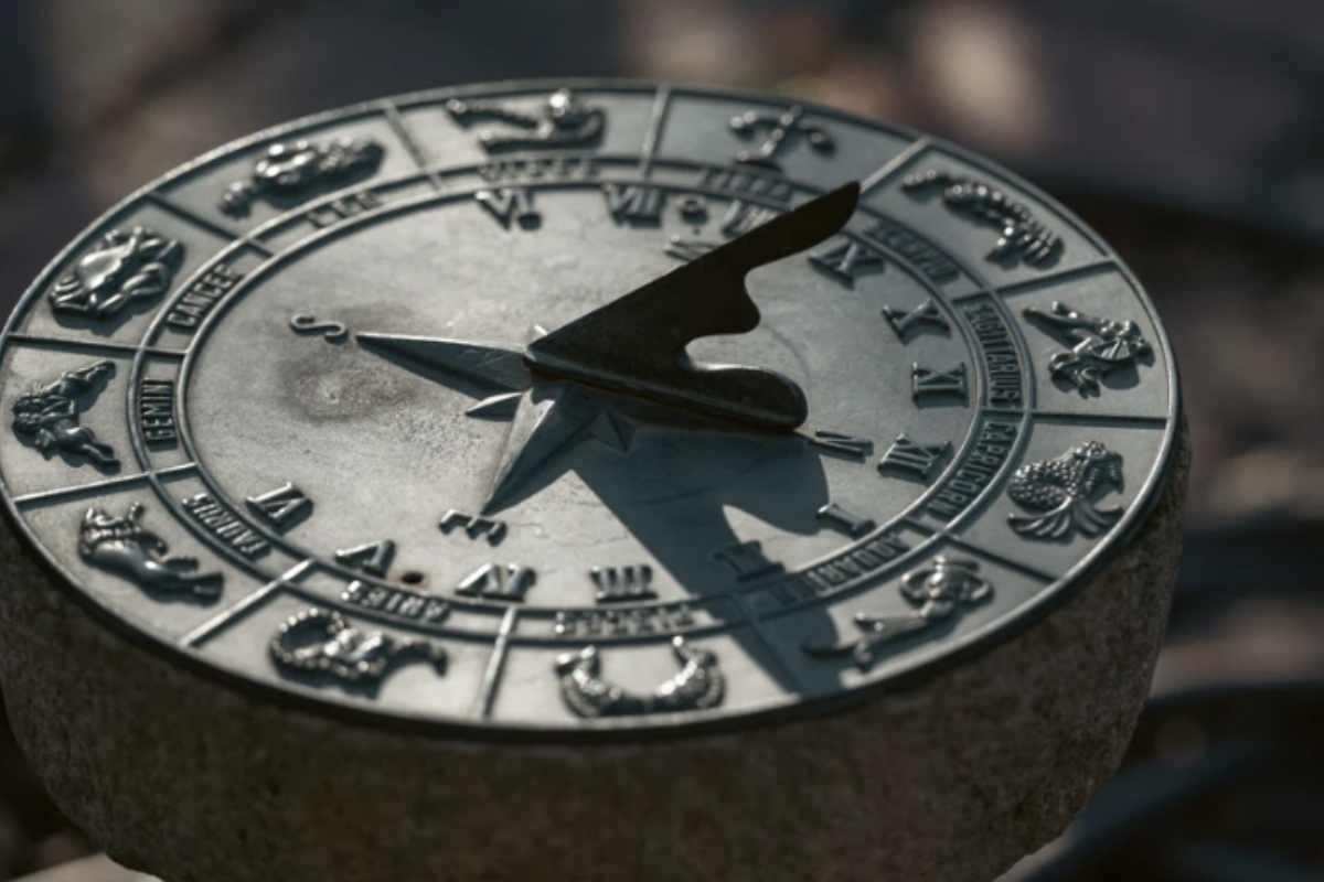 A differenza di segni come il Leone o l’Ariete, che tendono a manifestare la loro presenza con forza e visibilità, il Capricorno