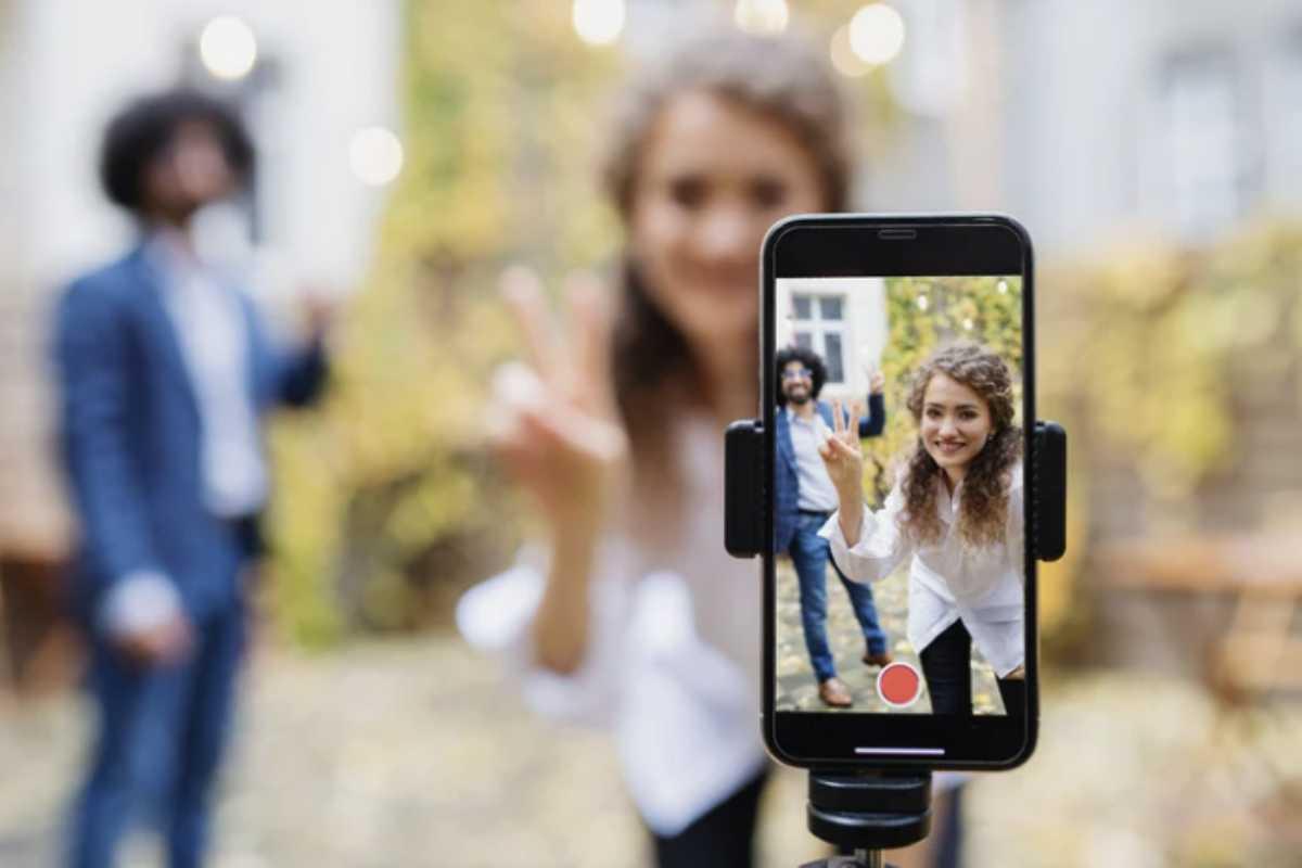 L’attenzione verso il benessere digitale degli adolescenti si inserisce in un quadro più ampio di comprensione delle sfide legate